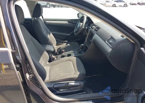 2017 Volkswagen Passat 1.8T S z USA, uszkodzony, nr VIN 1VWAT7A36HC072924